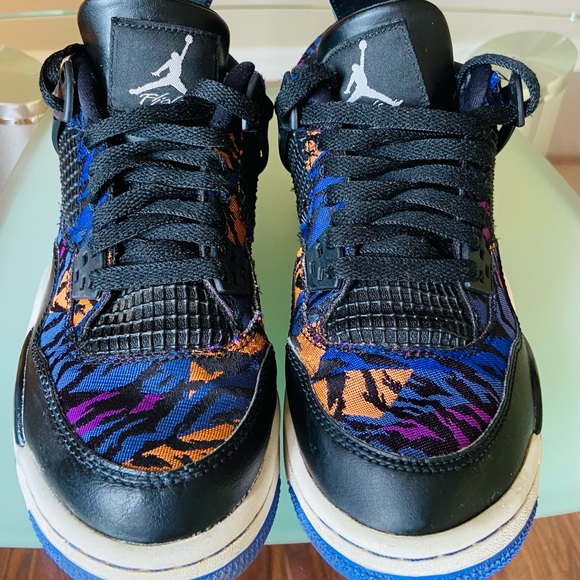 Air Jordan 4 Retro SE 5.5 Y. Black/ RushViolet. - Picture 2 of 5